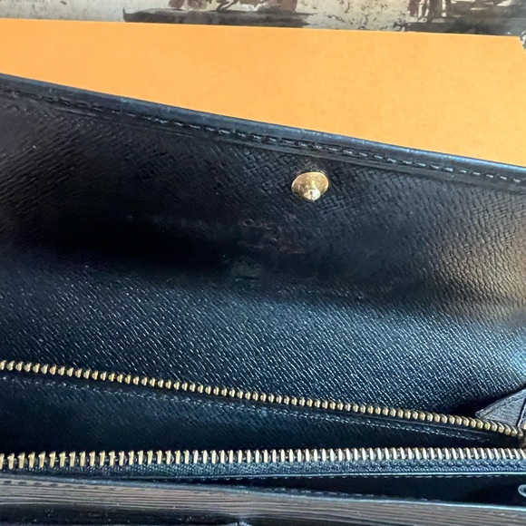 Authentic LV epic leather Sarah wallet - Picture 10 of 15